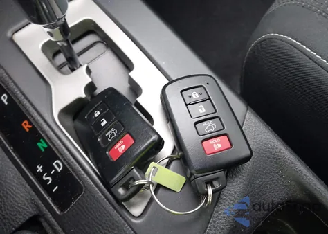 2017 Toyota Rav4 Xle z USA, uszkodzony, nr VIN 2T3WFREV5HW404324